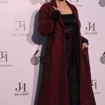 【写真特集】神田うの、気品高く華麗な黒ドレス×ワインレッドコート衣装で登場！〈JUN ASHIDA / TAE ASHIDA 60TH ANNIVERSARY SPRING SUMMER COLLECTION 2024〉