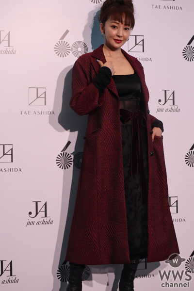 【写真特集】神田うの、気品高く華麗な黒ドレス×ワインレッドコート衣装で登場！〈JUN ASHIDA / TAE ASHIDA 60TH ANNIVERSARY SPRING SUMMER COLLECTION 2024〉
