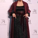 【写真特集】神田うの、気品高く華麗な黒ドレス×ワインレッドコート衣装で登場！〈JUN ASHIDA / TAE ASHIDA 60TH ANNIVERSARY SPRING SUMMER COLLECTION 2024〉