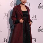 【写真特集】神田うの、気品高く華麗な黒ドレス×ワインレッドコート衣装で登場！〈JUN ASHIDA / TAE ASHIDA 60TH ANNIVERSARY SPRING SUMMER COLLECTION 2024〉