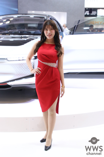 【写真特集】元東大院生・Reina+World、美スタイル際立つ赤ドレスでTHK「LSR-05」と決めポーズ！＜JAPAN MOBILITY SHOW 2023＞