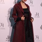 【写真特集】神田うの、気品高く華麗な黒ドレス×ワインレッドコート衣装で登場！〈JUN ASHIDA / TAE ASHIDA 60TH ANNIVERSARY SPRING SUMMER COLLECTION 2024〉
