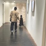 のん、従姪との後ろ姿にほのぼの「いとこの娘に案内してもらっている私」