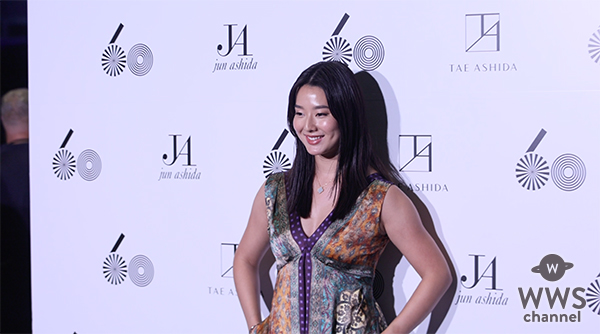 【動画】すみれがエレガントなドレスでフォトコールに登場！＜JUN ASHIDA / TAE ASHIDA 60TH ANNIVERSARY S/S 2024＞