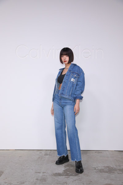 池田エライザ、美しいボディラインにそったデニム姿で登場！〈Calvin Klein グローバルイベント in TOKYO〉