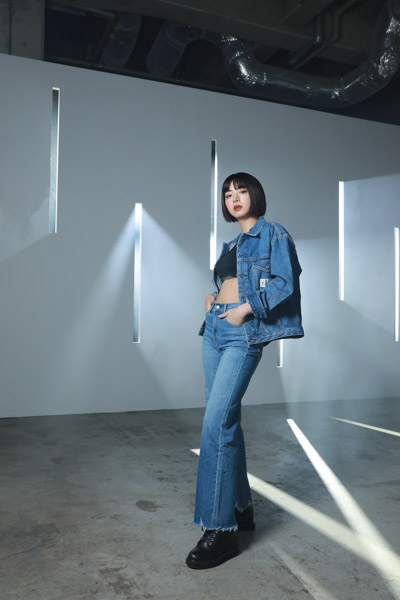 池田エライザ、美しいボディラインにそったデニム姿で登場！〈Calvin Klein グローバルイベント in TOKYO〉