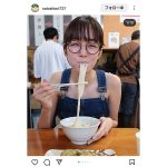 佐藤栞里、オーバーオールの美肌魅せでうどんをパクリ！天真爛漫な表情が可愛すぎると話題！