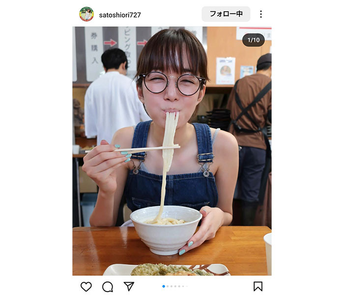 佐藤栞里、オーバーオールの美肌魅せでうどんをパクリ！天真爛漫な表情が可愛すぎると話題！