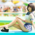 【写真特集】橋本うい(LOVE 9 LOVE)、メンバーカラーのパステルレッドが映えるマフラー掲げて颯爽と登場！！＜近代麻雀水着祭2023＞