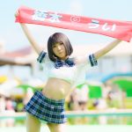 【写真特集】橋本うい(LOVE 9 LOVE)、メンバーカラーのパステルレッドが映えるマフラー掲げて颯爽と登場！！＜近代麻雀水着祭2023＞