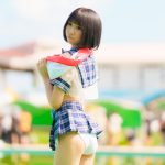 【写真特集】橋本うい(LOVE 9 LOVE)、メンバーカラーのパステルレッドが映えるマフラー掲げて颯爽と登場！！＜近代麻雀水着祭2023＞