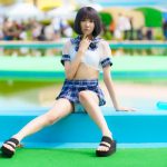【写真特集】橋本うい(LOVE 9 LOVE)、メンバーカラーのパステルレッドが映えるマフラー掲げて颯爽と登場！！＜近代麻雀水着祭2023＞
