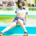 【写真特集】橋本うい(LOVE 9 LOVE)、メンバーカラーのパステルレッドが映えるマフラー掲げて颯爽と登場！！＜近代麻雀水着祭2023＞