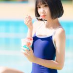 【写真特集】橋本うい(LOVE 9 LOVE)、メンバーカラーのパステルレッドが映えるマフラー掲げて颯爽と登場！！＜近代麻雀水着祭2023＞