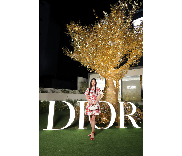 横田真悠、ディオールの赤いバタフライが印象的なエレガントワンピで登場！＜DIOR HOLIDAY POP-UP＞