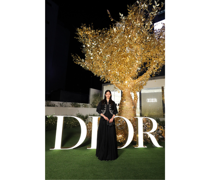 新木優子、全身ブラックのシックなディオールルックで登場！＜DIOR HOLIDAY POP-UP＞