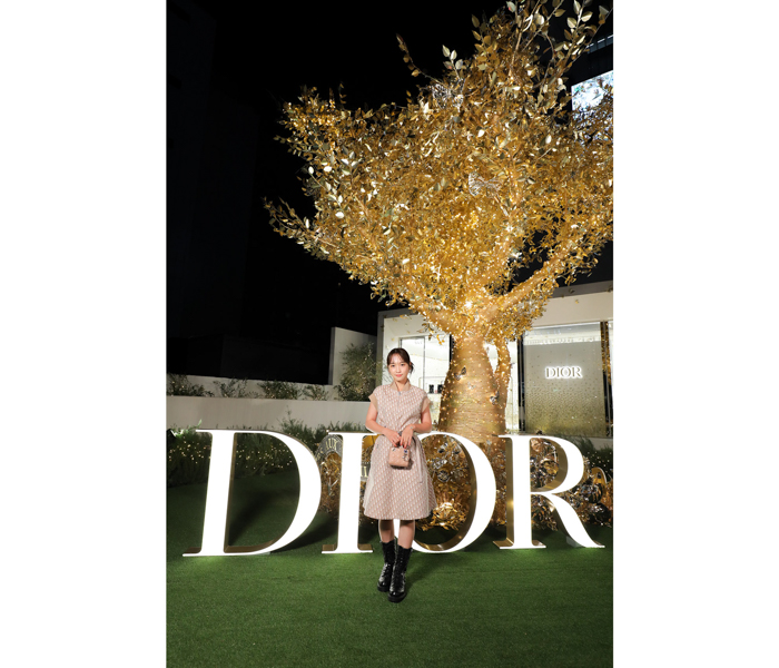 川栄李奈、ディオールのロゴの総柄ワンピをさらりと着こなす！＜DIOR HOLIDAY POP-UP＞