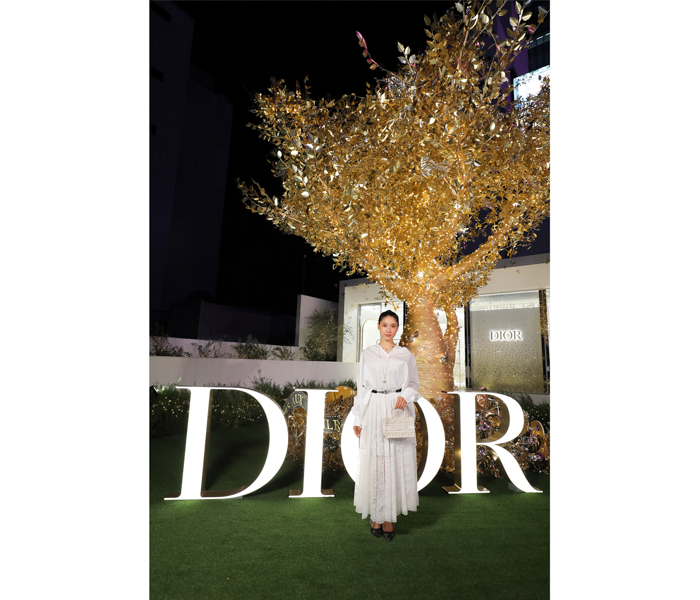 土屋太鳳、ディオールの上品なホワイトコーデで登場！＜DIOR HOLIDAY POP-UP＞