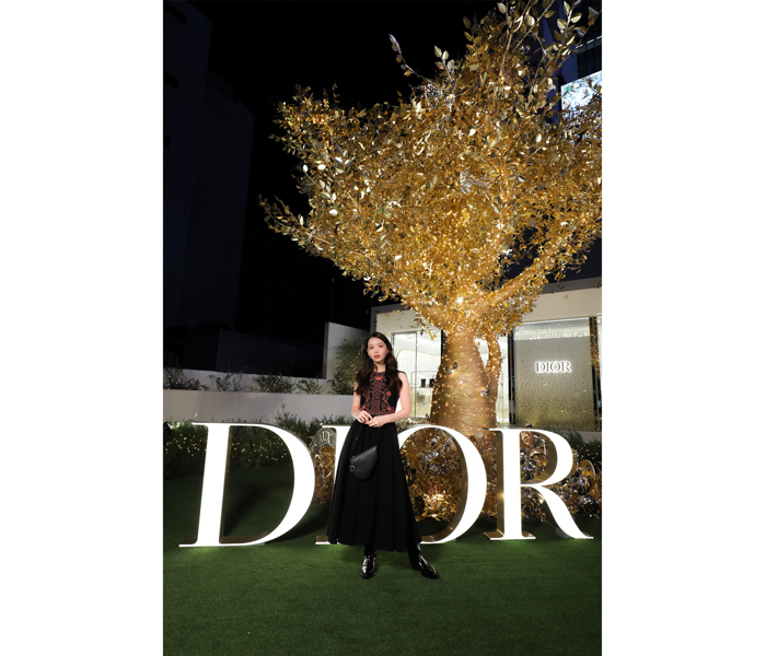 藤田ニコル、ディオールの黒を基調とした大人っぽい装いで登場！＜DIOR HOLIDAY POP-UP＞