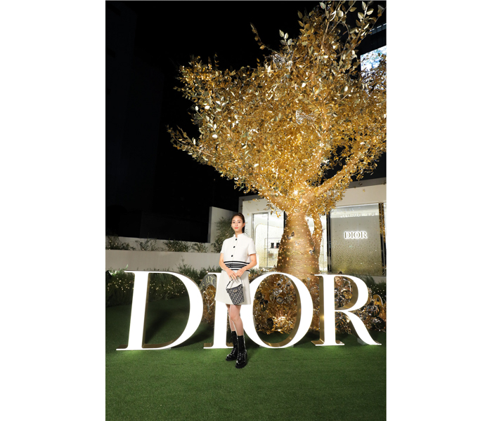 堀田茜、ディオールの大人可愛いミニスカコーデで登場！＜DIOR HOLIDAY POP-UP＞