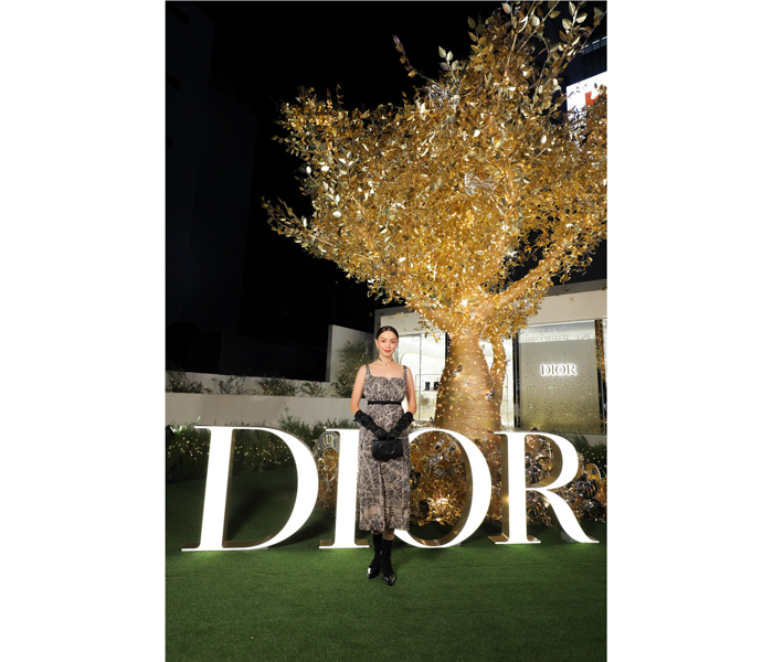 蛯原友里、ディオールのレトロ感あふれるキャミワンピで登場！＜DIOR HOLIDAY POP-UP＞