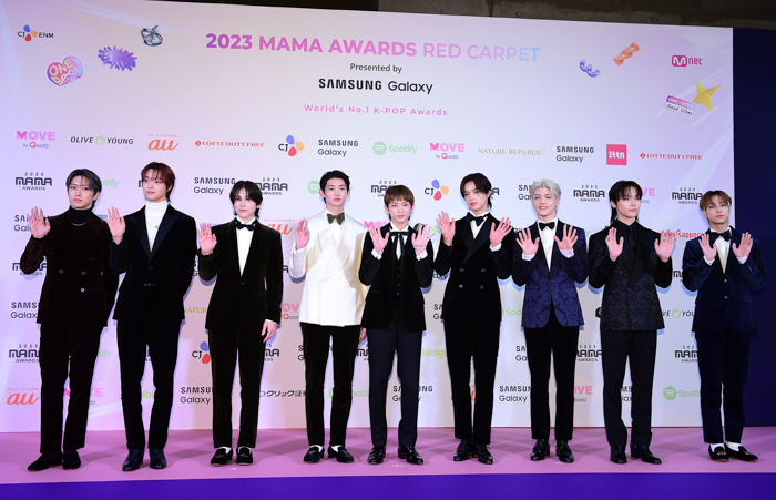 ＆TEAM、それぞれに着こなした黒いスーツ姿で登場！＜2023 MAMA AWARDS＞