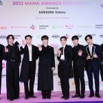 ATEEZ（エイティーズ）、凛としてクールなモノトーンコーデで登場！＜2023 MAMA AWARDS＞