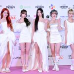 LE SSERAFIM（ルセラフィム）、大胆な脚見せのミニスカ純白ワンピで登場！＜2023 MAMA AWARDS＞