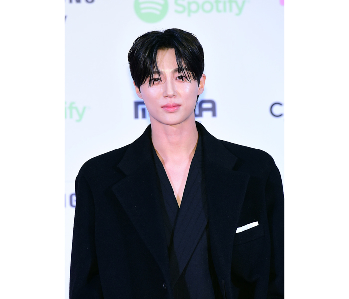 BYEON WOO SEOK（ビョン・ウソク）、シンプルなのにかっこいい全身ブラックコーデで登場！＜2023 MAMA AWARDS＞