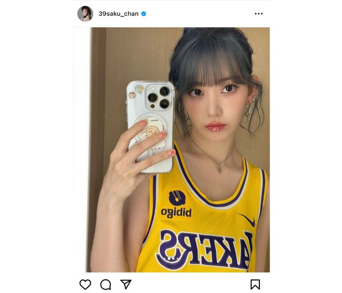 宮脇咲良、レイカーズのユニフォーム姿でNBA観戦！美鎖骨のぞくセルフィ―公開