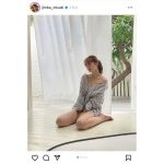 神部美咲、美デコルテのぞく彼シャツショットにファン歓喜！「わけわからんくらい可愛い」