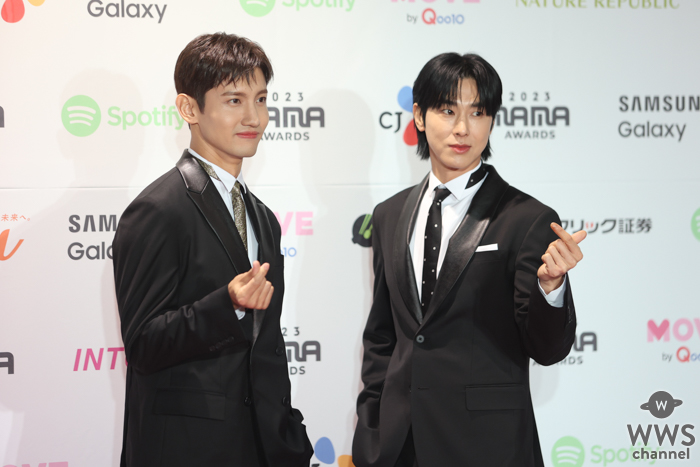 東方神起(TVXQ!)、ブラックのスーツで「きゅんです」ポーズを披露！＜2023 MAMA AWARDS＞