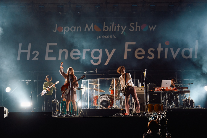 GLIM SPANKY、H2 Energy Festivalにて熱いステージを繰り広げる！〈JAPAN MOBILITY SHOW 2023〉