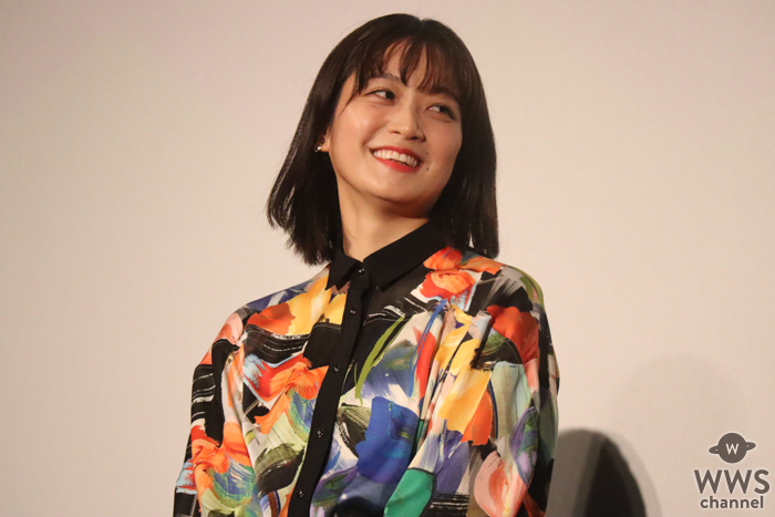 深川麻衣、カラフルなワンピースで舞台挨拶に登場！元アイドルを演じて身近な幸せを実感＜『つんドル』公開記念舞台挨拶＞