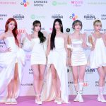 LE SSERAFIM（ルセラフィム）、大胆な脚見せのミニスカ純白ワンピで登場！＜2023 MAMA AWARDS＞