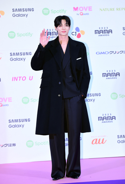 BYEON WOO SEOK（ビョン・ウソク）、シンプルなのにかっこいい全身ブラックコーデで登場！＜2023 MAMA AWARDS＞