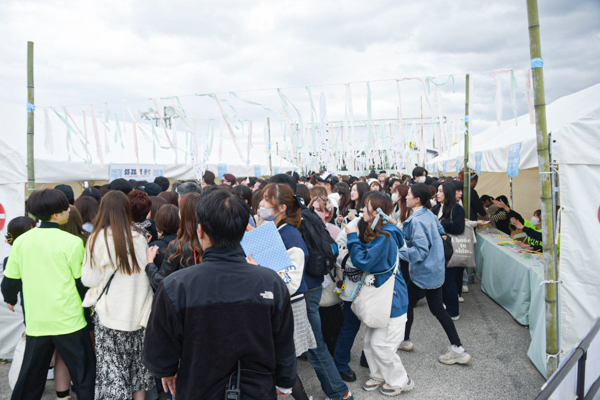 岸田総理、PEACE STOCK 78’ HIROSHIMA 2023のオープニングにサプライズで登場！ビデオメッセージで会場大盛り上がり！