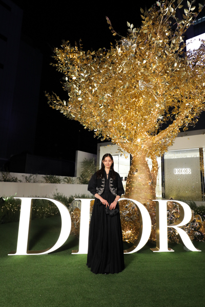 新木優子、全身ブラックのシックなディオールルックで登場！＜DIOR HOLIDAY POP-UP＞