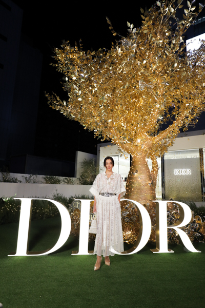 中村アン、ディオールのホワイトレースコーデで登場！＜DIOR HOLIDAY POP-UP＞