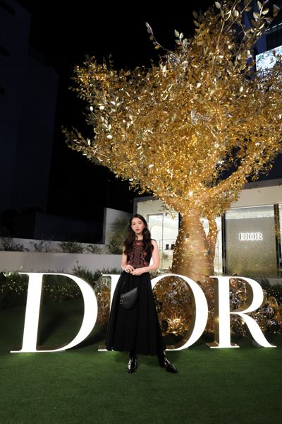 藤田ニコル、ディオールの黒を基調とした大人っぽい装いで登場！＜DIOR HOLIDAY POP-UP＞