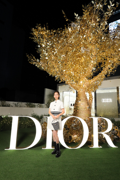 堀田茜、ディオールの大人可愛いミニスカコーデで登場！＜DIOR HOLIDAY POP-UP＞