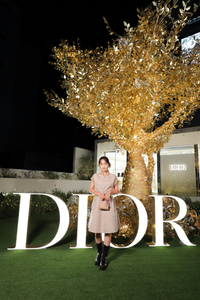 川栄李奈、ディオールのロゴの総柄ワンピをさらりと着こなす！＜DIOR HOLIDAY POP-UP＞