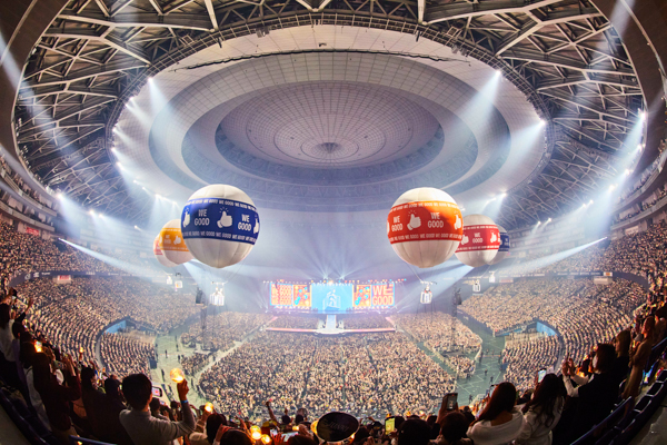 JO1、コロナ禍経て念願の初ドーム公演開幕!初披露曲続々...大ボリュームの全31曲 アンコールでは気球に乗って登場も!