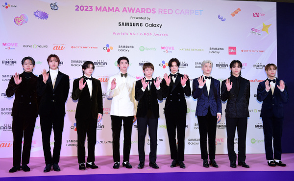 ＆TEAM、それぞれに着こなした黒いスーツ姿で登場！＜2023 MAMA AWARDS＞