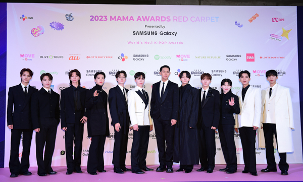 SEVENTEEN、ブラック＆ホワイトの美スタイル際立つ衣装で登場！＜2023 MAMA AWARDS＞