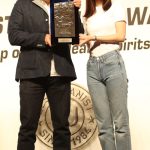 飯豊まりえ、美肌際立つ半袖白シャツ×ライトブルージーンズで登場！「お尻の部分が破けた」とお茶目なエピソードも〈第40回ベストジーニスト2023〉