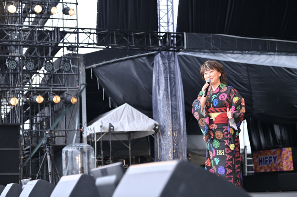 水谷千重子、黒を基調としたカラフルな浴衣姿で登場！晴れやかで力強い圧巻の歌唱力で観客たちの心を打つ〈PEACE STOCK 78’ HIROSHIMA 2023〉