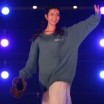 秋っぽさ全開！ミコライブライバー・まいまい、ヒョウ柄ハット×グリーントップスでウォーキング！〈GIGA・GIGA SONIC 2周年大感謝祭SPECIAL in 幕張メッセ presented by ドラゴンエッグ〉