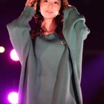秋っぽさ全開！ミコライブライバー・まいまい、ヒョウ柄ハット×グリーントップスでウォーキング！〈GIGA・GIGA SONIC 2周年大感謝祭SPECIAL in 幕張メッセ presented by ドラゴンエッグ〉