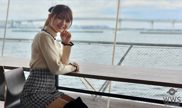 元AKB48 Team8・福留光帆、ギンガムチェックのミニスカコーデで人生初のWWSインタビュアーに挑戦！〈みなとみらいコレクション 2023〉